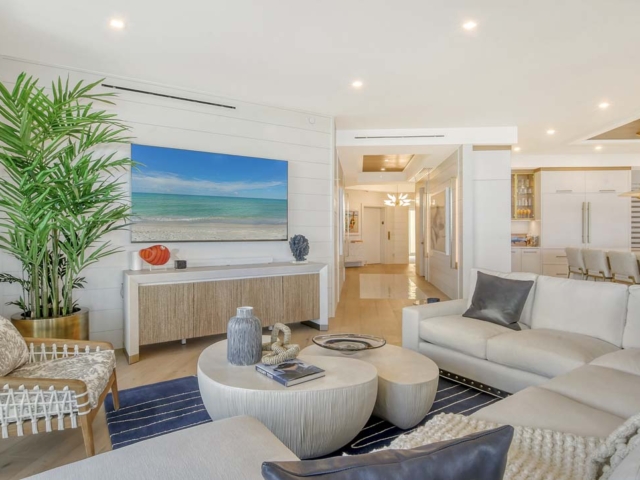 Longboat Key: Four Bedroom Beachfront living area