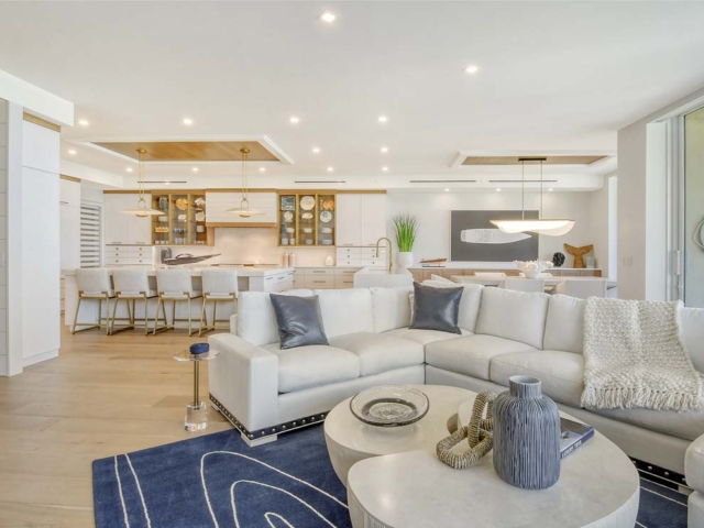 Longboat Key: Four Bedroom Beachfront living area