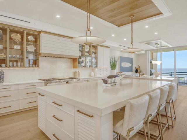 Longboat Key: Four Bedroom Beachfront kitchen