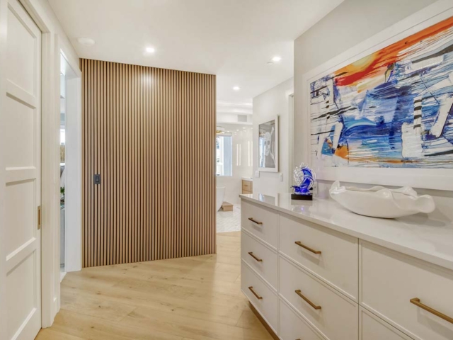 Longboat Key: Four Bedroom Beachfront hallway