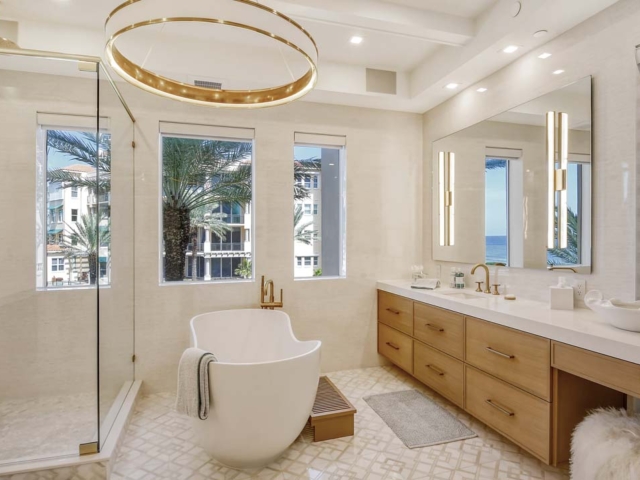 Longboat Key: Four Bedroom Beachfront bathroom