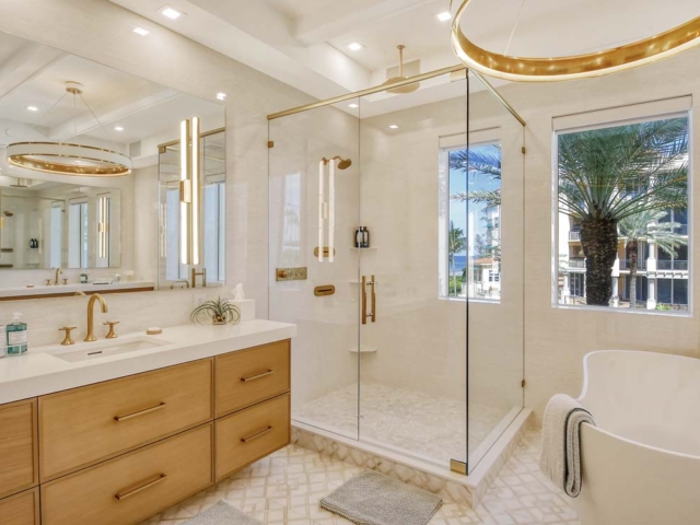 Longboat Key: Four Bedroom Beachfront bathroom