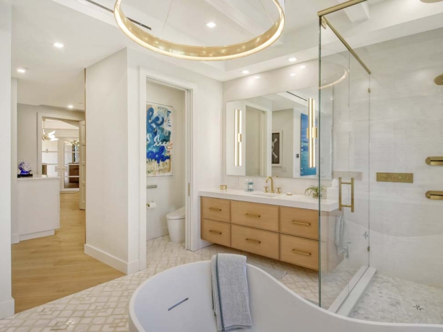 Longboat Key: Four Bedroom Beachfront bathroom