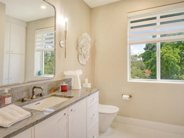 Longboat Key: Four Bedroom Beachfront bathroom