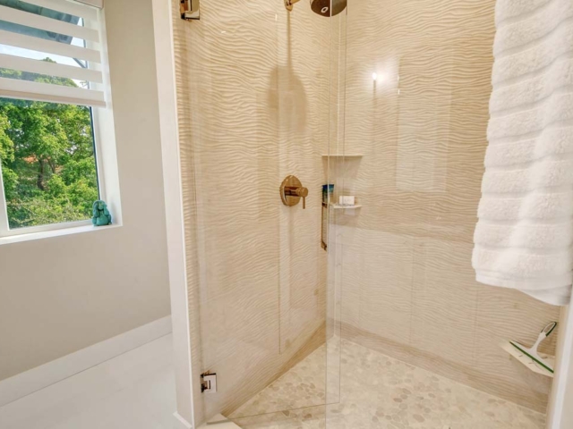 Longboat Key: Four Bedroom Beachfront bathroom