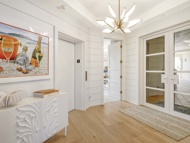 Longboat Key: Four Bedroom Beachfront entry hallway